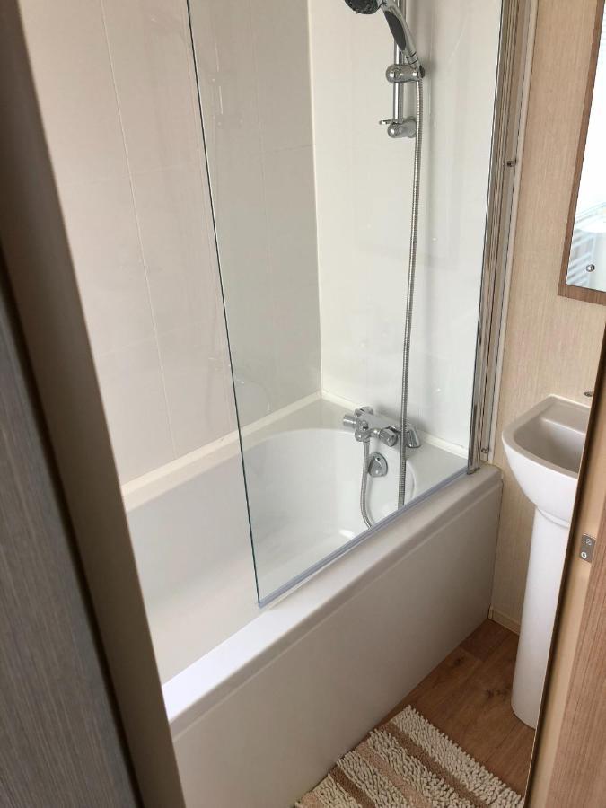 Lakeside Retreat 2 With Hot Tub, Private Fishing Peg Situated At Tattershall Lakes Country Park Luaran gambar