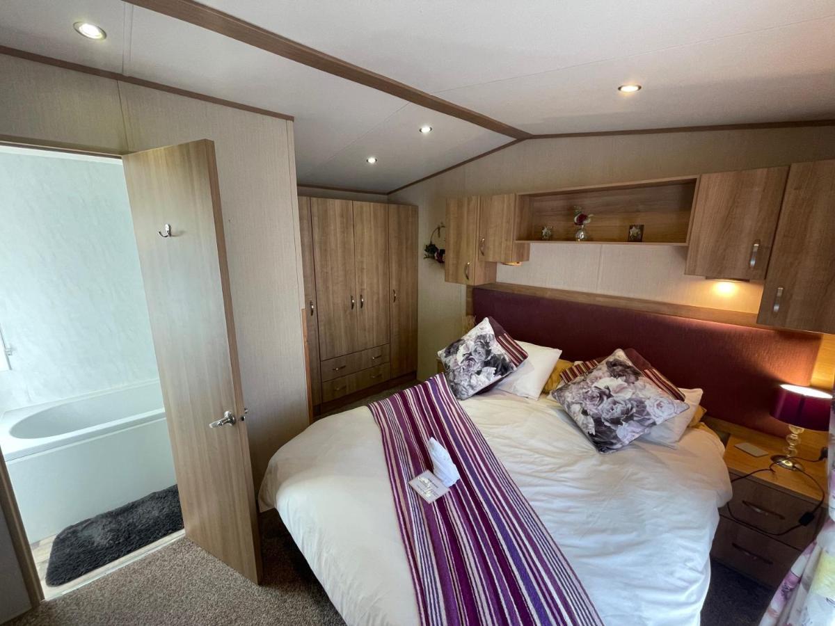 Lakeside Retreat 2 With Hot Tub, Private Fishing Peg Situated At Tattershall Lakes Country Park Luaran gambar