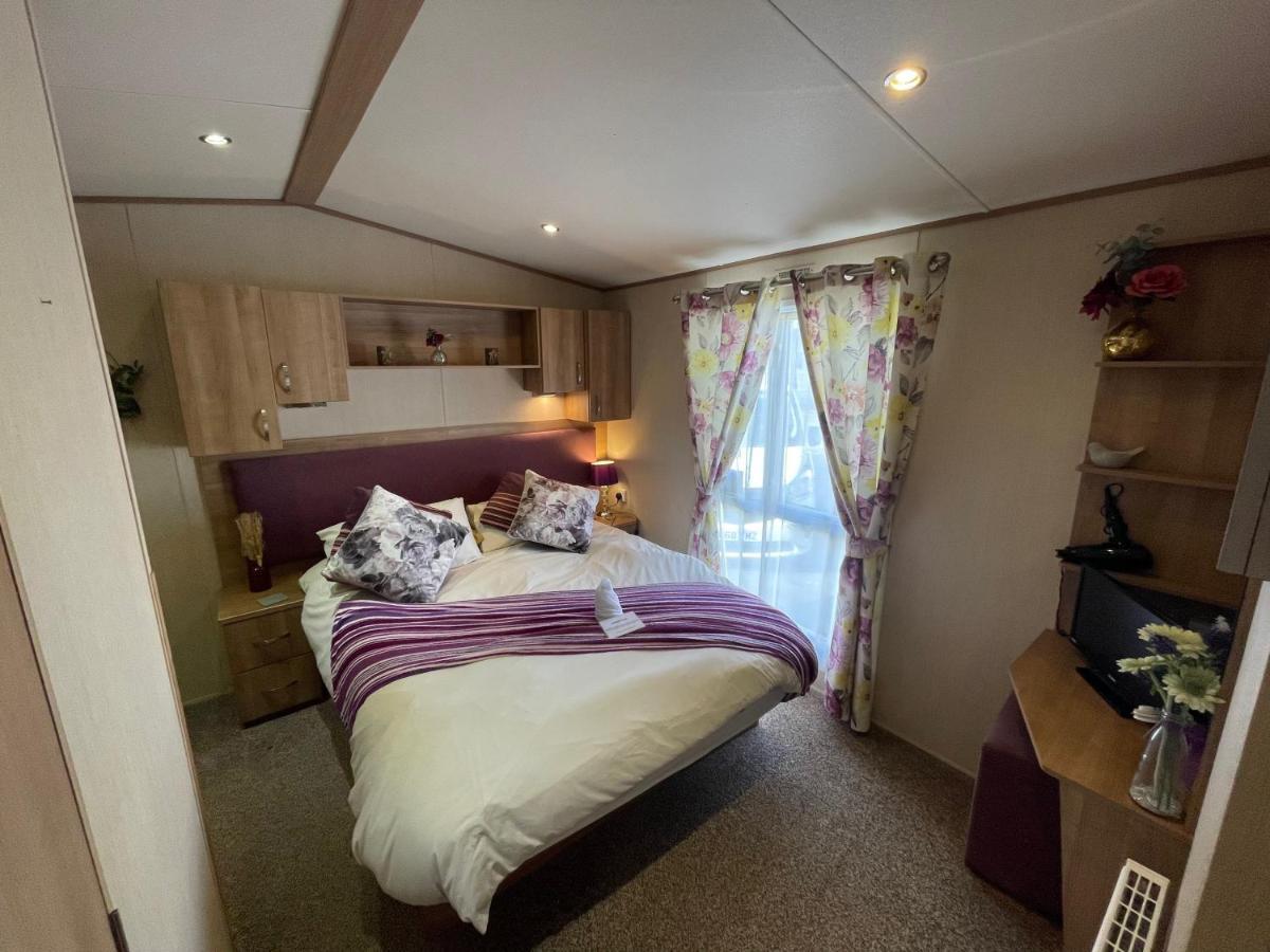 Lakeside Retreat 2 With Hot Tub, Private Fishing Peg Situated At Tattershall Lakes Country Park Luaran gambar