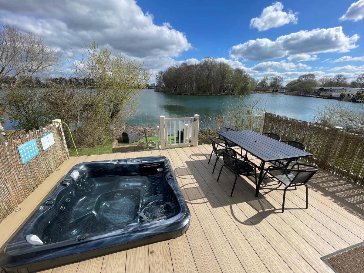 Lakeside Retreat 2 With Hot Tub, Private Fishing Peg Situated At Tattershall Lakes Country Park Luaran gambar