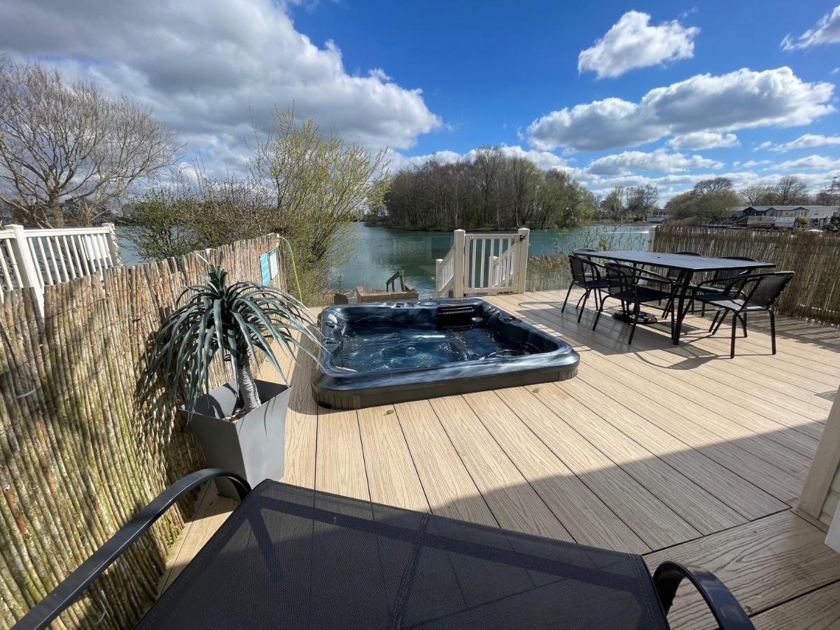 Lakeside Retreat 2 With Hot Tub, Private Fishing Peg Situated At Tattershall Lakes Country Park Luaran gambar