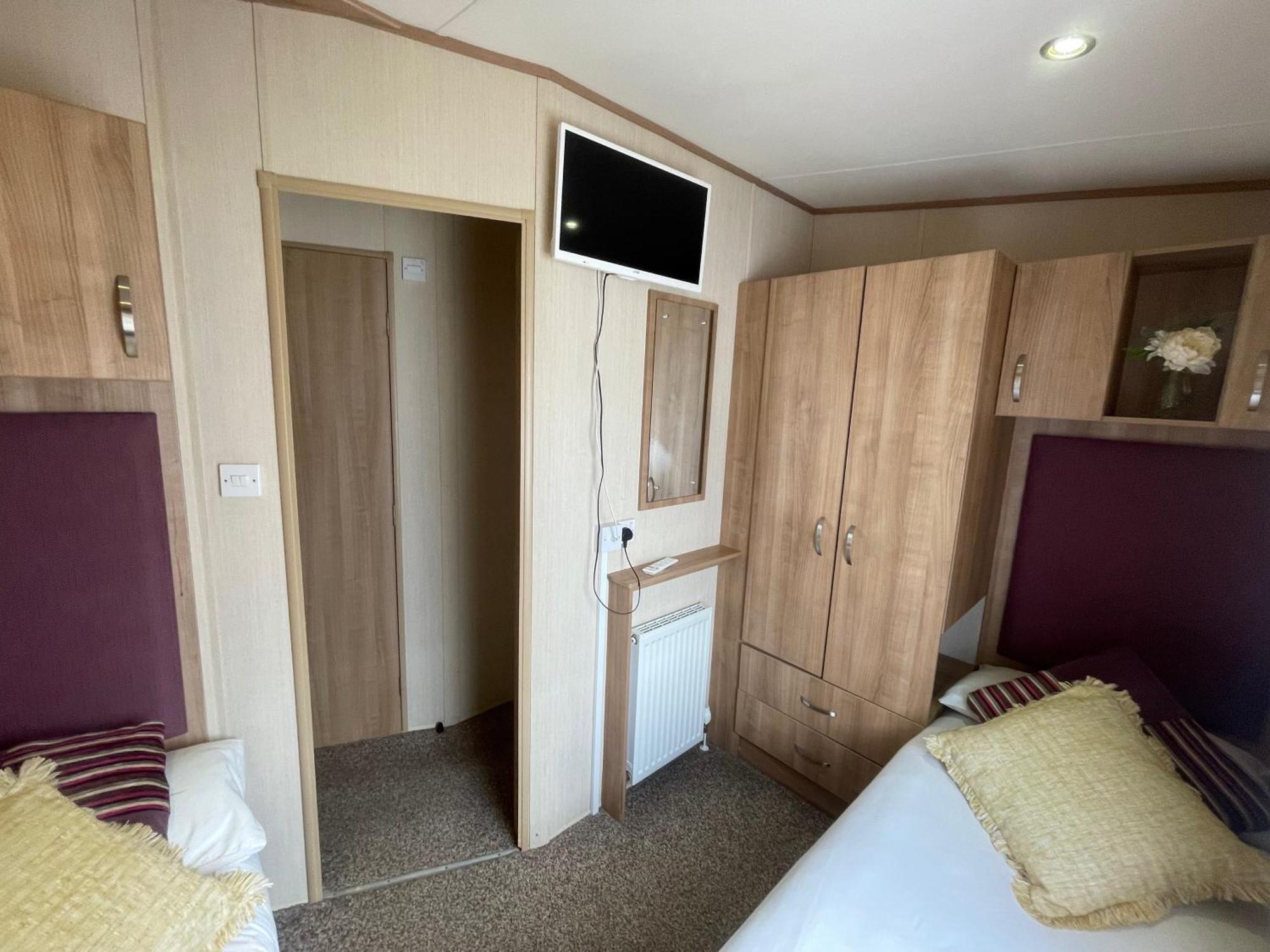 Lakeside Retreat 2 With Hot Tub, Private Fishing Peg Situated At Tattershall Lakes Country Park Luaran gambar