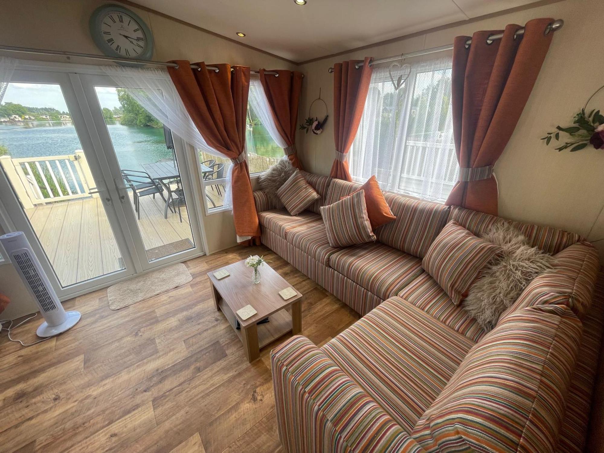 Lakeside Retreat 2 With Hot Tub, Private Fishing Peg Situated At Tattershall Lakes Country Park Luaran gambar