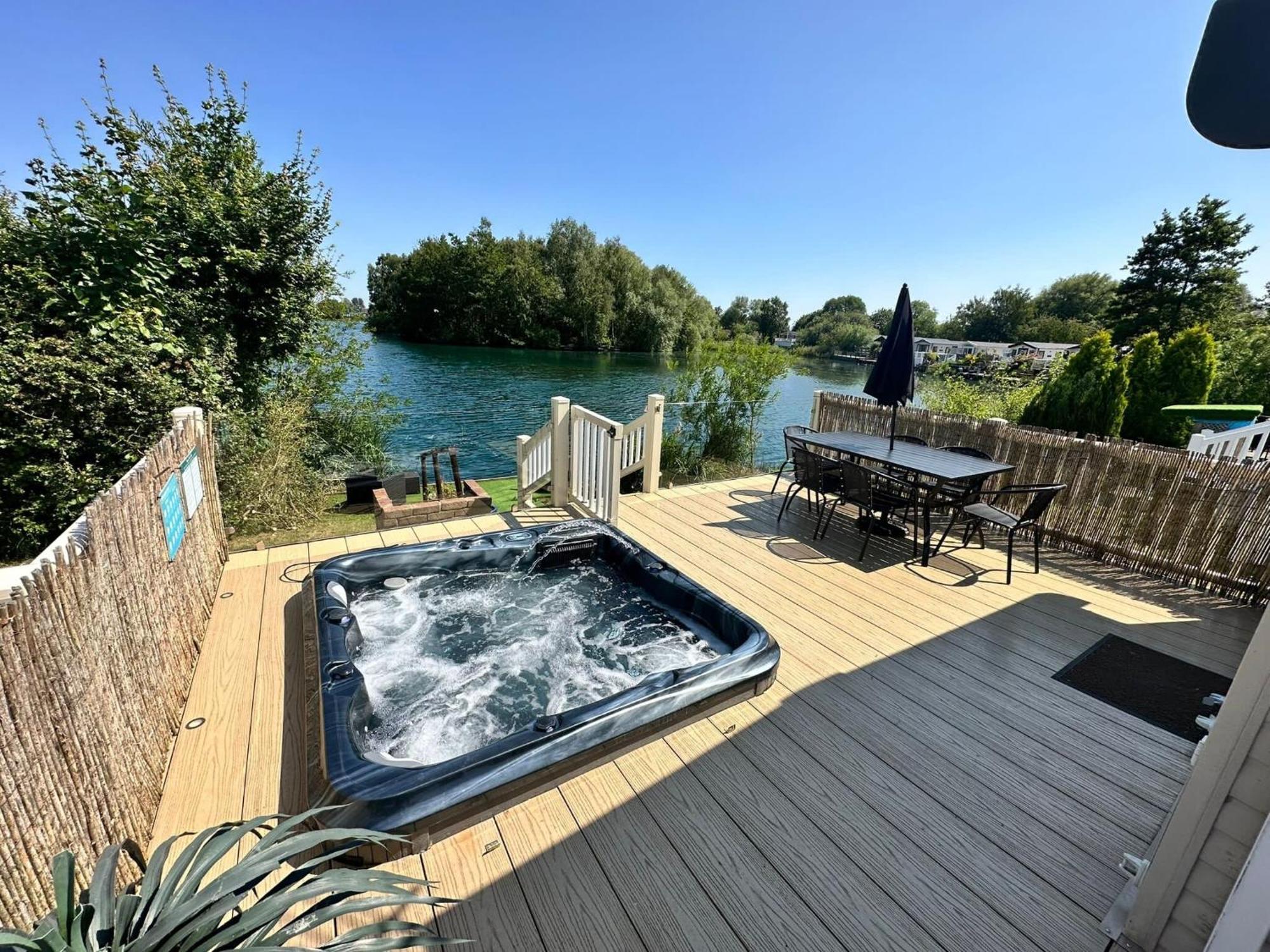 Lakeside Retreat 2 With Hot Tub, Private Fishing Peg Situated At Tattershall Lakes Country Park Luaran gambar