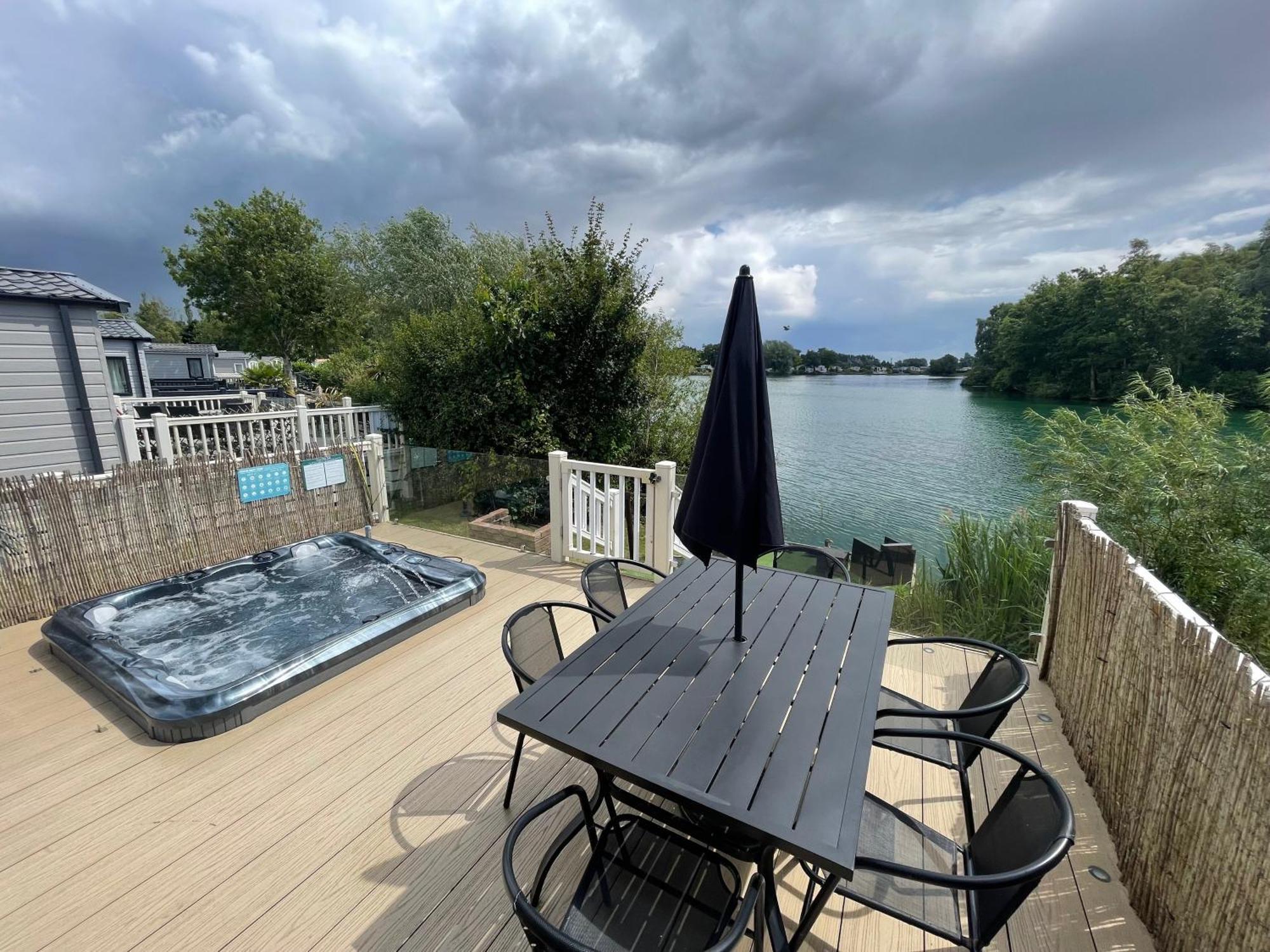 Lakeside Retreat 2 With Hot Tub, Private Fishing Peg Situated At Tattershall Lakes Country Park Luaran gambar