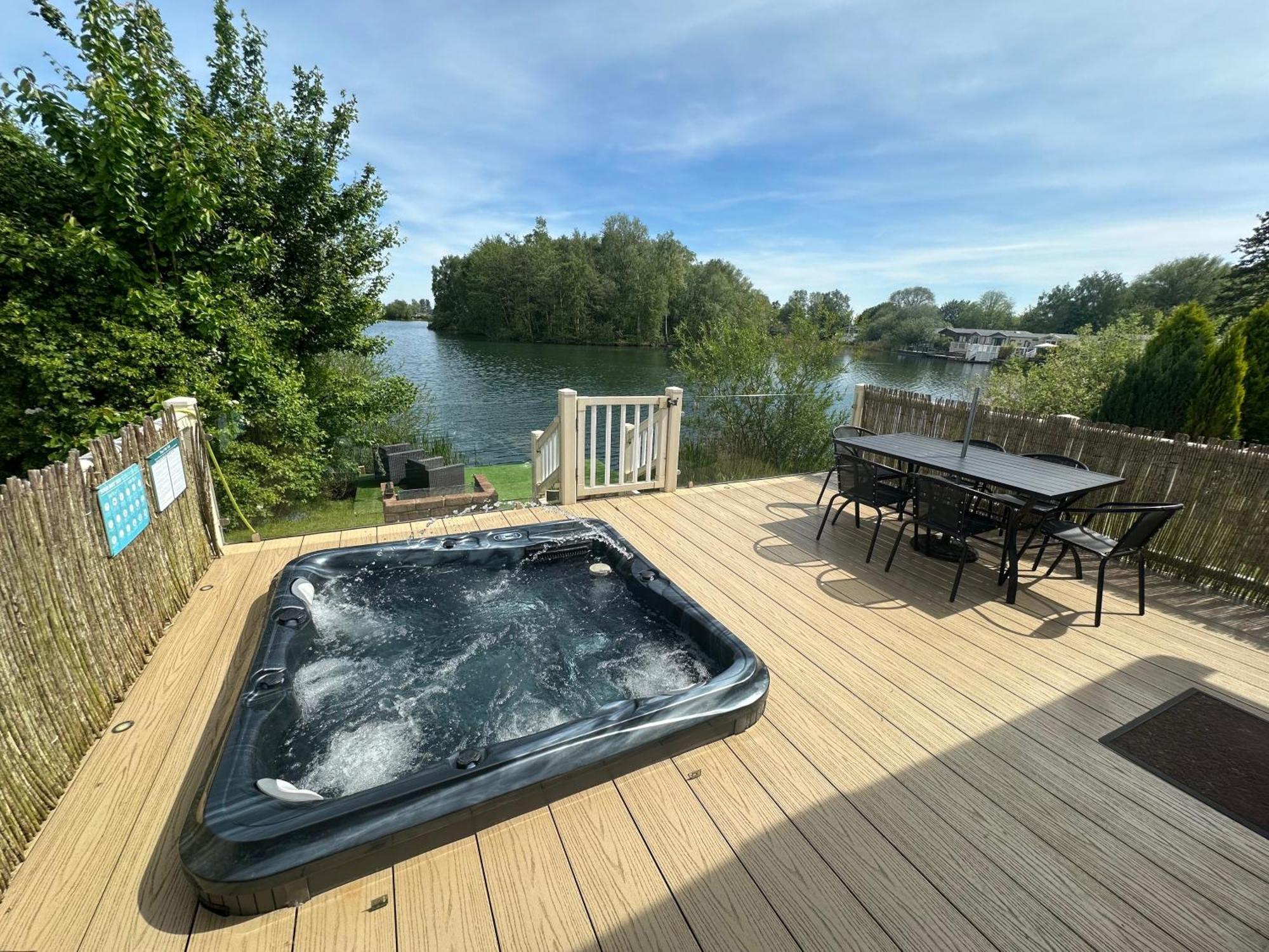Lakeside Retreat 2 With Hot Tub, Private Fishing Peg Situated At Tattershall Lakes Country Park Luaran gambar