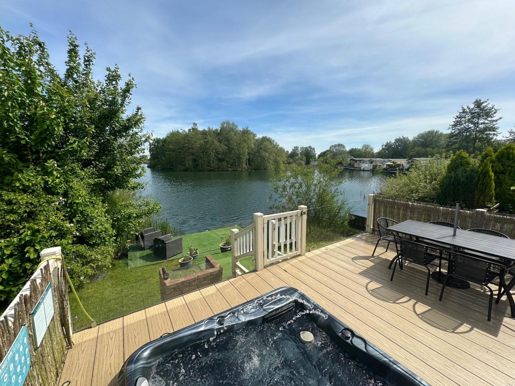 Lakeside Retreat 2 With Hot Tub, Private Fishing Peg Situated At Tattershall Lakes Country Park Luaran gambar